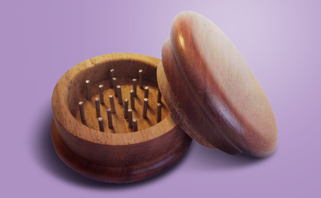 Деревянная шкатулка с вбитыми гвоздями